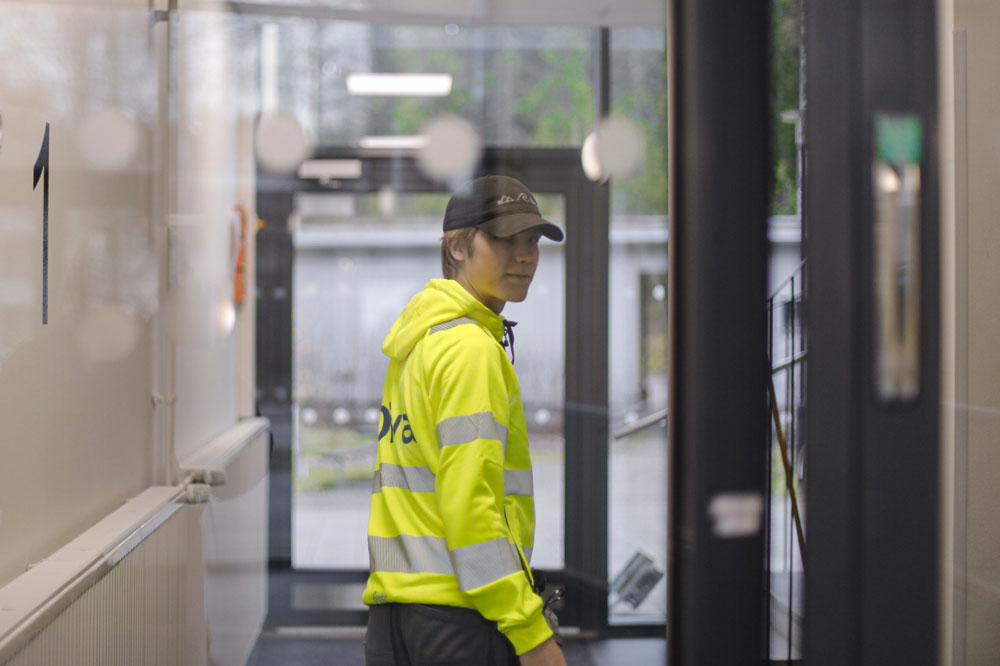Kiinteistöhuollon työntekijä kiinteistön sisätiloissa.